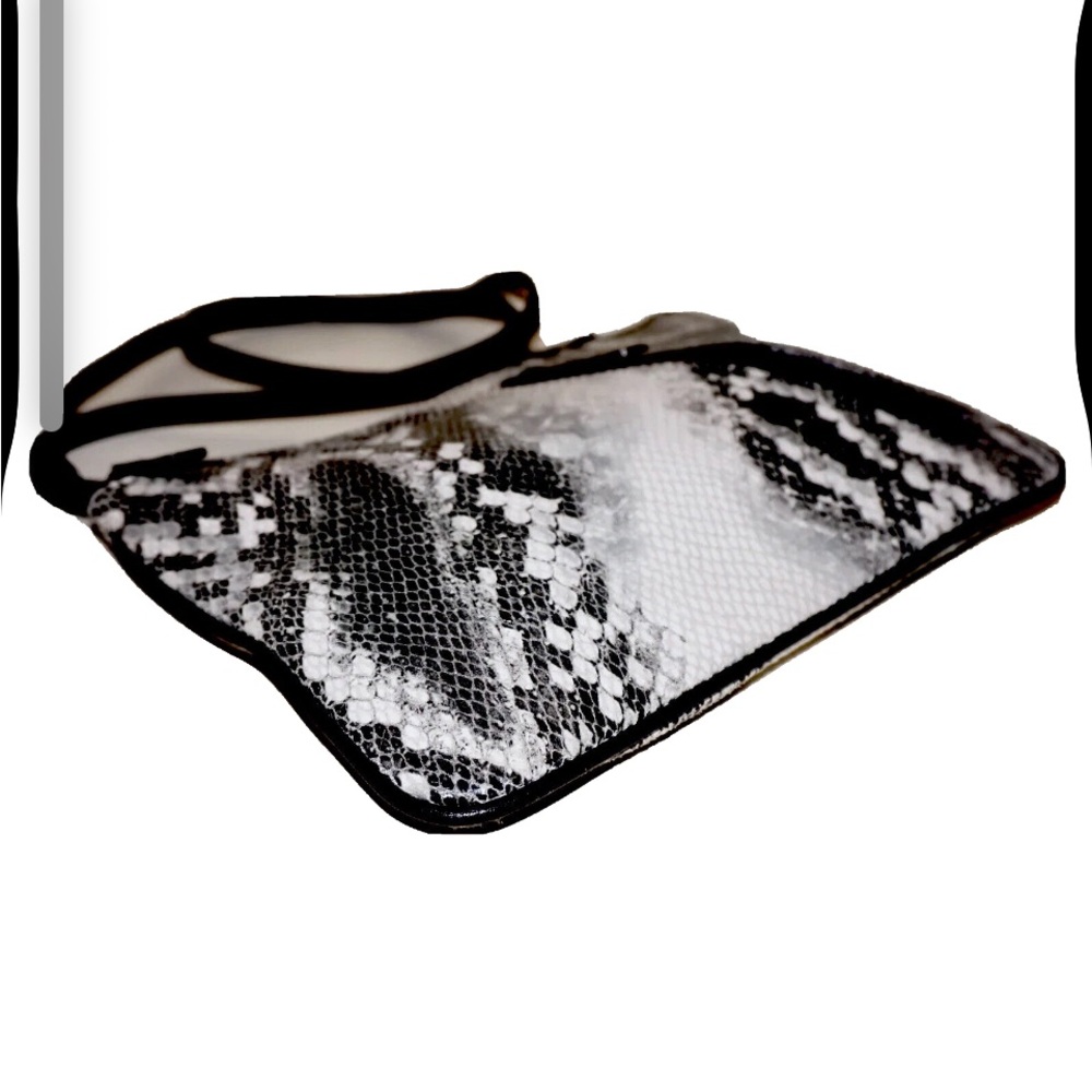GAP Small Black & Gray PYTHON PRINT Textured Leather Slim
Crossbody NWOT - Picture 6 of 13